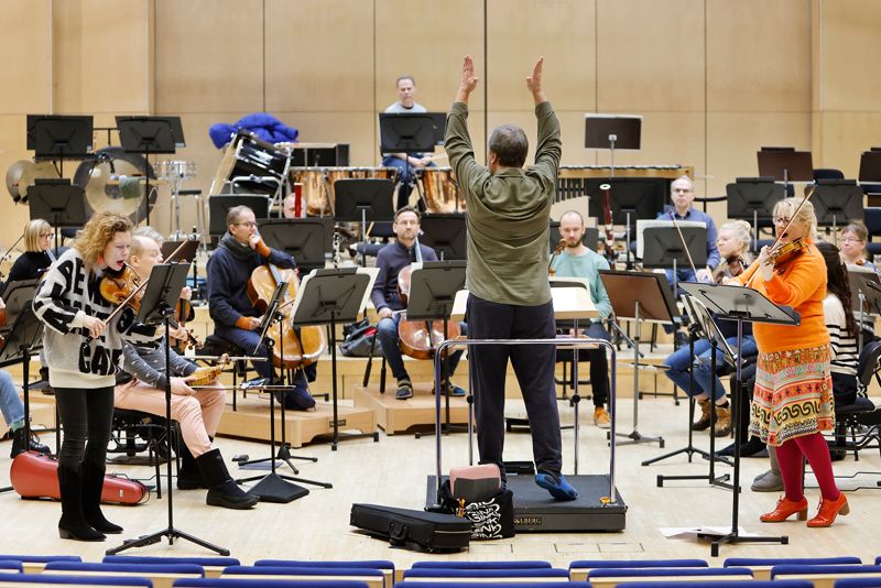 Sakari Oramo dirigerade Tapiola Sinfoniettas konsert där Anu Komsi och Minna Pensola var solister.