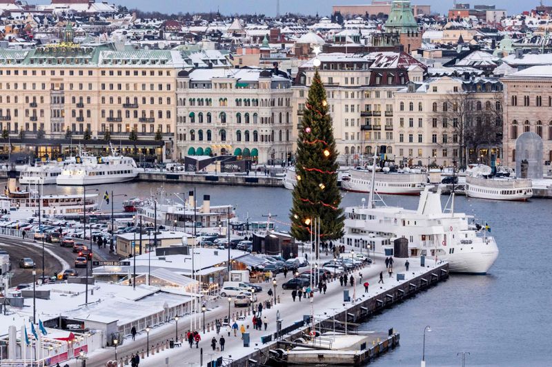 En vintrig promenad längs Skeppsbron i Stockholm står högt på många finländares önskelista inför sportlovet, samt förstås shopping, museibesök och fikapaus på kafé under en kryssningsresa, där resenären hinner uppleva den svenska huvudstaden under drygt sex timmar.