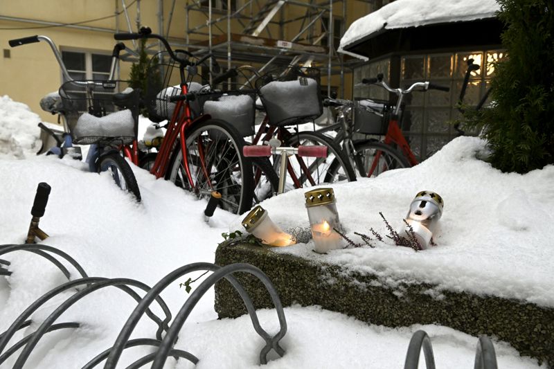 Även på innergården till huset har någon placerat ljus till minne av kvinnan som blev dödad.