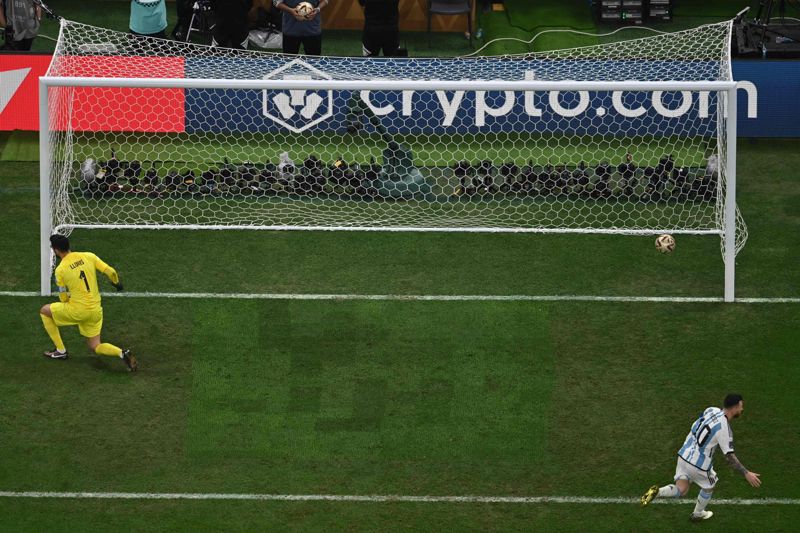 Lionel Messi gör 1-0 på straff.