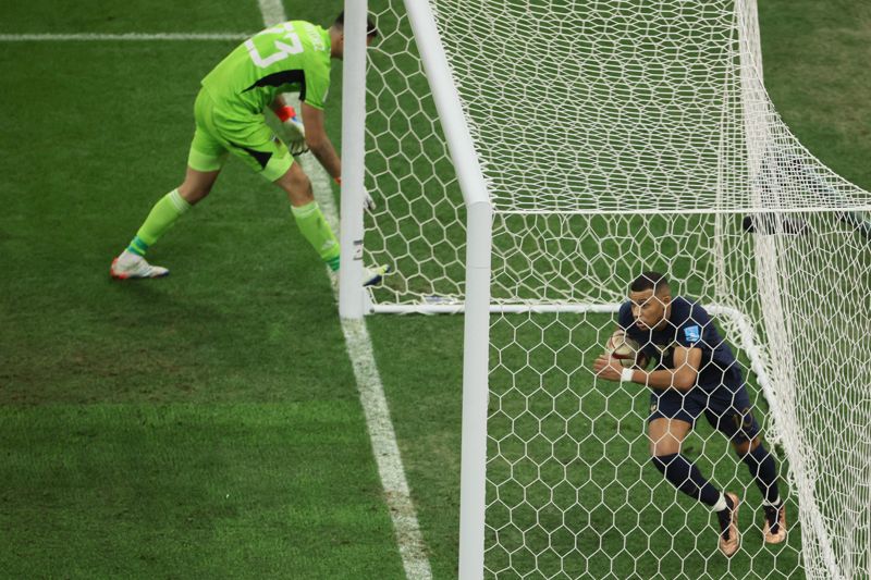 Kylian Mbappé gjorde tre mål i en magisk final.