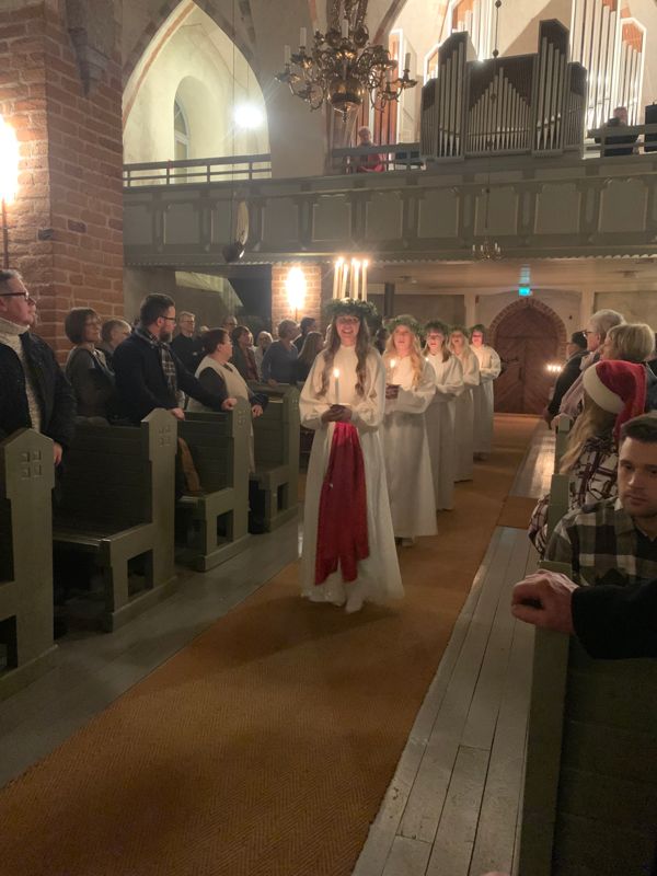 Karis-Pojo lucia var med på manskören Raseborgs julkonsert i Karis kyrka.