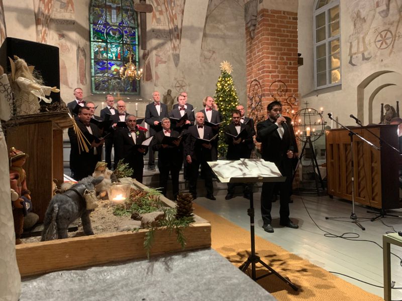 Filip Werthmann sjöng flera solon under manskören Raseborgs julkonsert.