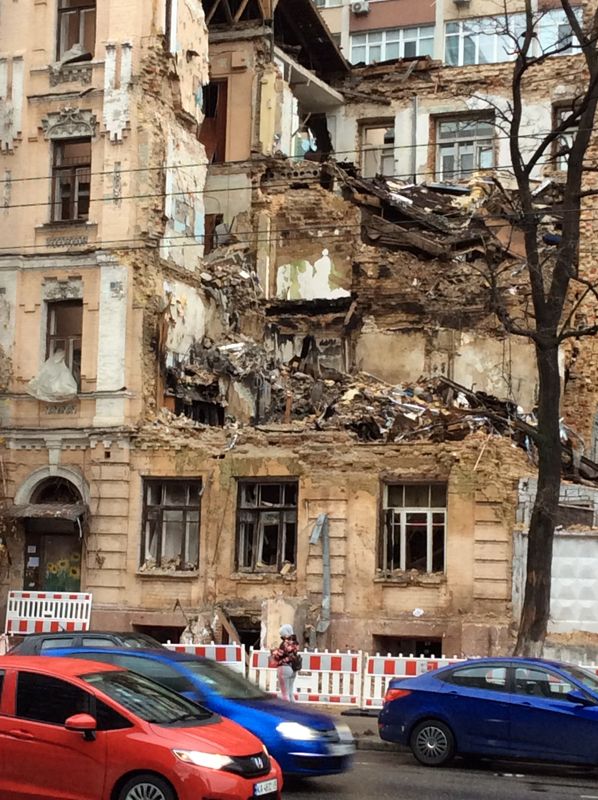 Kiev. Ryssland försöker skjuta sönder energiproduktionen. Och så missar man – och träffar bostadshus.