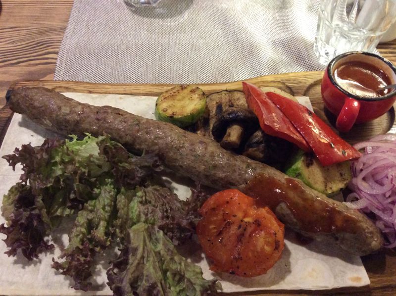 Ja, folk går på restaurang i Kiev även under krig.