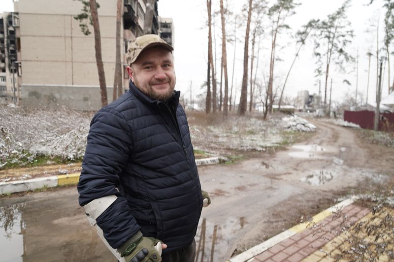 Utan det territoriella försvaret, som består av ortsbor som getts vapen, hade städer som Irpin inte kunnat stå emot den ryska invasionsstyrkan. Ett halvt år senare sitter kulan fortfarande kvar i benet.
