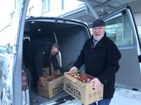 Här hjälps K-Supermarkets köpman Mikael Rajamäki och Kimmo Mäkipeska, ordförande för Rotary i Hangö, åt att lasta av matlådorna och samla dem i Astreas aula.
