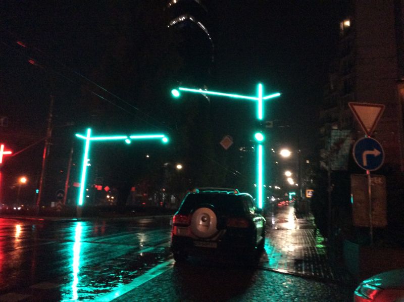 Grönt ljus! Strömavbrott eller inte, oftast fungerar trafikljusen i Kiev. Dessutom är designen ståtlig och tydlig.