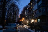 En byggnad står i brand efter de senaste ryska attackerna mot Kiev.