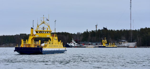 Färjepasset mellan Nagu och Korpo kan inte trafikeras av en regelrätt vajerfärja. Nuvarande färjan Prostvik 1 är en frigående färja, men efter årsskiftet tar en färja med en virtuell styrvajer över. Och eftersom det handlar om en vajerfärja sänks behörighetskraven på besättningen.