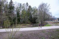 Den nya cykelleden Banan, som redan nu går genom Finno centrum, kommer i framtiden att skilja de planerade bostadskvarteren från skyddsområdet omkring fågelbassängerna i Finnoviken. Till höger planeras ett kvarter med bostadshus på åtta våningar.