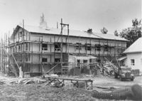 I oktober 1957 när den här bilden togs firades taklagsöl i svenska skolans nya hus, som hade rests på rekordtid efter att den förra byggnaden brann ner i augusti samma år. Våren 2022 var den sista terminen som skolan verkade i det här huset.
