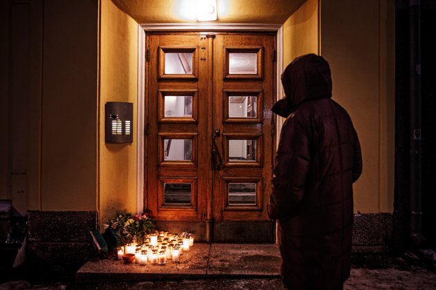 Det är flera som kommit för att hedra minnet av den kvinna som polisen misstänker ha dödats av sin make.