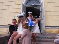 Studenter bärs ut i guldstol från Borgå gymnasium.