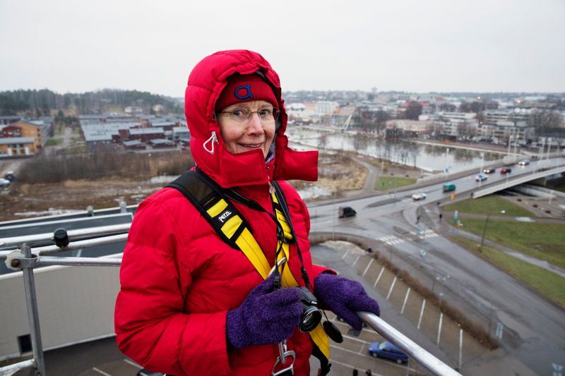 Anja Rikberg ville vara säker på att få en plats i korgen. Väl uppe är utsikten fin, men hon upplever inte att 19 meter är för högt.