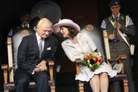 En förtrolig stund. Mitt i det hektiska programmet under besöket i Vasa i september 2006 lyckades kung Carl XVI Gustaf och drottning Silvia utbyta några privata ord. Drottning Silvias betydelse för den svenska monarkins popularitet kan inte överskattas.