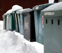 Posten verkar ha stora svårigheter med att dela ut brev med svenskspråkiga adresser inom utsatt tid. Fem arbetsdagar anses enligt postlagen vara skälig tid för att dela ut brev försedda med frimärken.