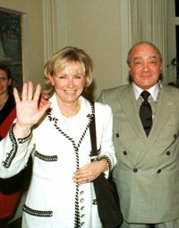 Kalas på ambassaden. Heini Wathén-Fayed och Mohamed al-Fayed fotograferade på den brittiska ambassadens barnfest i november 1997.