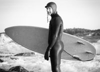 På frågan varför Patrick Blom och hans vänner åker ut i stormar och iskalla vatten för att surfa är svaret enkelt: ”Vi älskar att surfa”.