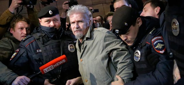 Eduard Limonov har gjort sig känd som en oppositionell kritiker av regimen. Hans böcker förbjuds nu på bibliotek i Moskva.