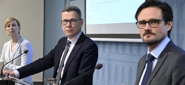 Jenni Pääkkönen, Mikko Spolander och Janne Huovari presenterade Finansministeriets ekonomiska prognos på tisdagen.