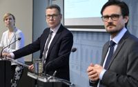 Jenni Pääkkönen, Mikko Spolander och Janne Huovari presenterade Finansministeriets ekonomiska prognos på tisdagen. 