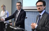 Jenni Pääkkönen, Mikko Spolander och Janne Huovari presenterade Finansministeriets ekonomiska prognos på tisdagen.