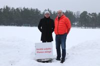 FC HIK:s ordförande Mauri Forsblom (t.v.) och Tommy Gröndahl, ungdoms- och idrottschef i Hangö, är nöjda. Bakom dem borde det om ett år om finnas en ny konstgräsplan.