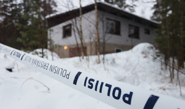 Fyra fullvuxna personer har hittas döda i ett enfamiljshus i Veikkola i Kyrkslätt.