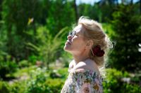 När Helena Juntunen får en paus från det hektiska livet som operastjärna kommer sommaroasen i Sjundeå väl till hands. "Jag tycker bilden förmedlar ett lugn och sommarvärme", säger fotografen Lina Enlund.