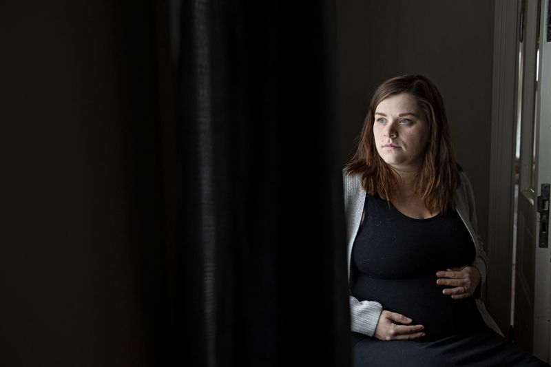 Jag gillar kontrasten mellan det mörka och det ljusa, säger Lina Enlund om bilden på Emilia Nyberg som är tagen för en artikel om diskussionen om coronavirusvaccinering som gravid.