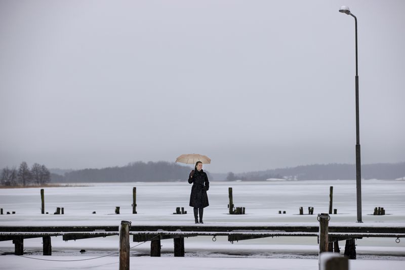 Bilden på Johanna Backas vid Barckens udde har en väldigt rak komposition. Paraplyet bryter mönstret.