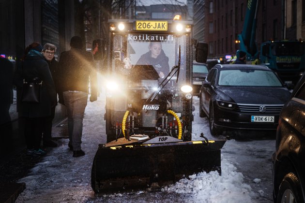 Carolina Blomqvist plogar, skrapar is och sandar Helsingfors gator.