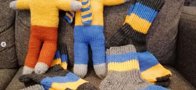 Finländska Henriikka stickar yllesockor i Ukrainas färger, säljer dem och donerar pengarna till Ukraina. Nu har även president Volodymyr Zelenskyj fått ett par av hennes sockor — och det är han tacksam för.