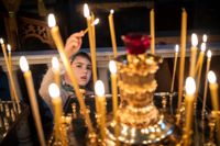 I början av december i år förbjöds religiösa organisationer med koppling till Ryssland. Det innebar också att Lavra, ett av världens äldsta, fortfarande fungerande ortodoxa kloster, överfördes till Kievpatriarkatet. Bilden är tagen under en mässa i Lavra.