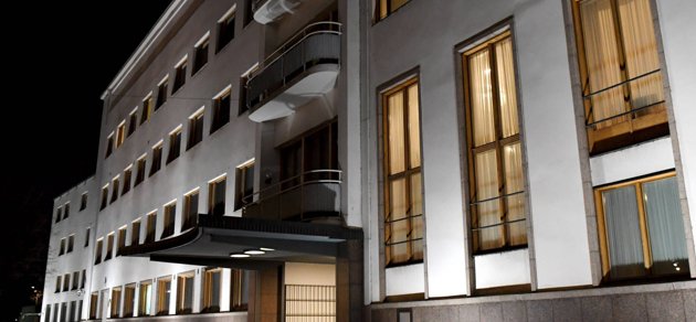 Arkitekten Hilding Ekelund har ritat ambassaden vars gård huliganer kastade in släggor på vid lunchtid på tisdagen.