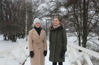 – Pumpviken är en plats som många passerar på promenaden eller joggningsrundan, men här finns få incitament att dröja kvar någon längre stund, säger Sandra Ahtola (till vänster). Hon och Elena Horttana glädjer sig åt att området nu ska uppgraderas för 50 000 euro.