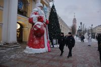 Julgubben tycks ha tagit över kriget och krigspropagandan i centrala Sankt Petersburg.