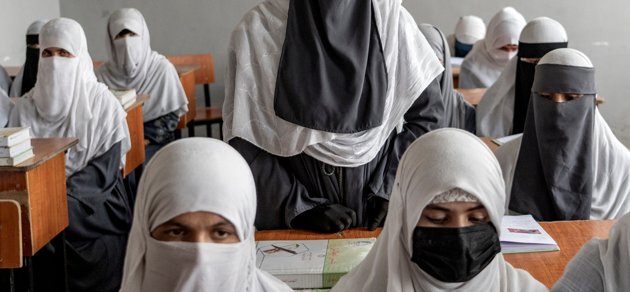Afghanska flickor på en religiös skola i Kabul. På universitet kommer de dock inte att får studera längre. Arkivbild.