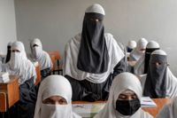 Afghanska flickor på en religiös skola i Kabul. På universitet kommer de dock inte att får studera längre. Arkivbild.