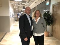 Anders Ahlvik och Nina Häggroth vid Hangö hamn önskar att då hamnen fyller 150 år inkommande år, och staden lika mycket året därpå, kunde ”ett tryggt Hangö” vara sloganen för jubileumsåren.