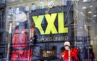 Skyltfönster till sportbutiken XXL. Arkivbild.