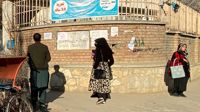 Beväpnade vakter hindrar kvinnor från att komma in på Kabuls universitet.