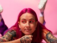 Artisten Ronja Stanley är programledare i en faktaserie för unga som produceras av Clayhill och Svenska Yle under nästa år.
