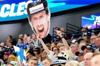 En supporter håller upp en jättebild på Marko Anttila under VM i Tammerfors.