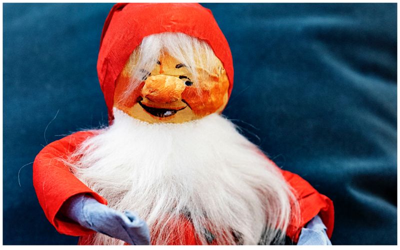 Inga-Lill Karlssons tomte är en viktig del av julen. "Min svärmor har gjort tomten, och jag har haft den i cirka 50 år. Jag fick många tomtar av svärmor men den här är den enda som har kläder av kreppapper. Det här är en tomte som inte gör sig till, de andra han kläder av tyg. När julen är slut packar jag försiktigt ner den i en låda."