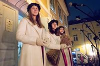 Luciakröningen 2019 var givetvis på Gamla rådhustorget i Borgå. Lucia Lisa Rönnberg med tärnorna Elvira Illman (på vänstra sidan) och Matilda Klemets.