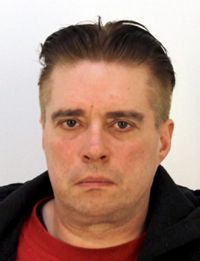 Den som har haft kontakt med Mika Moring uppmanas att höra av sig till Helsingforspolisen, som misstänker att det finns fler offer än de man hittills känner till.