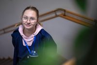 Nora Virta fick sina examensbetyg i handen för bara några veckor sedan. Nu jobbar hon heltid som närvårdare i hemvården.