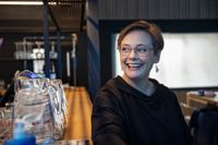Servicechef Emma Heiniluoma blir närapå lyrisk när hon berättar om vildjästen från Fiskars å som används i produktionen.